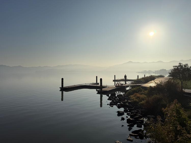 晨雾中的东钱湖