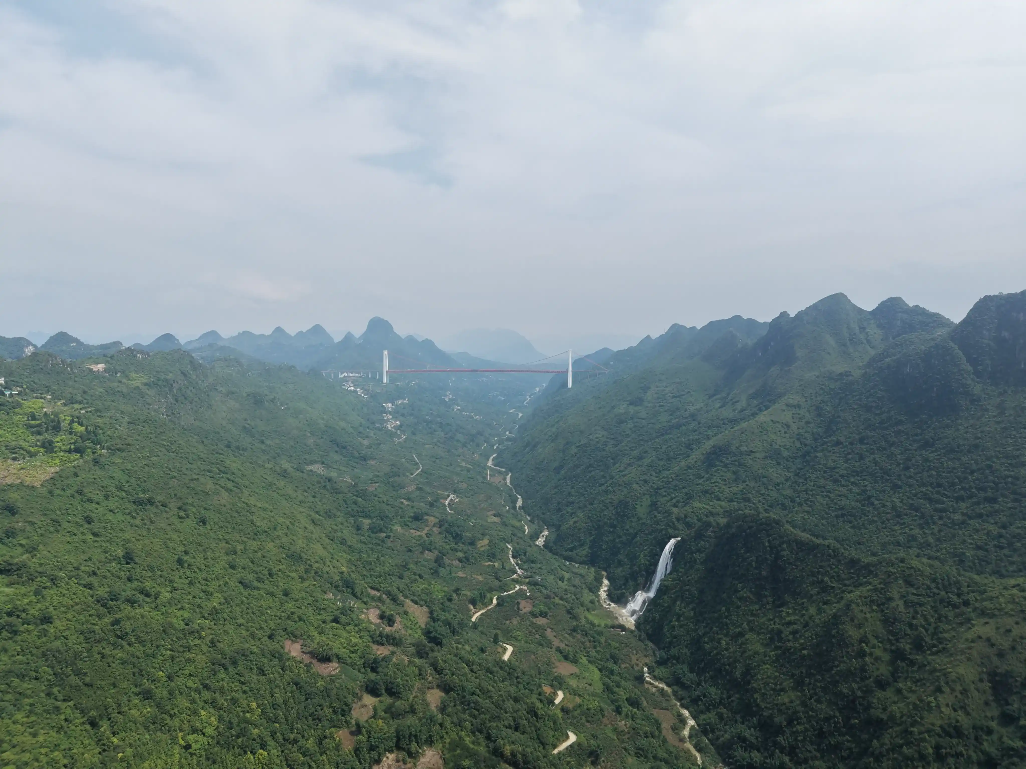 坝陵河大桥与瀑布